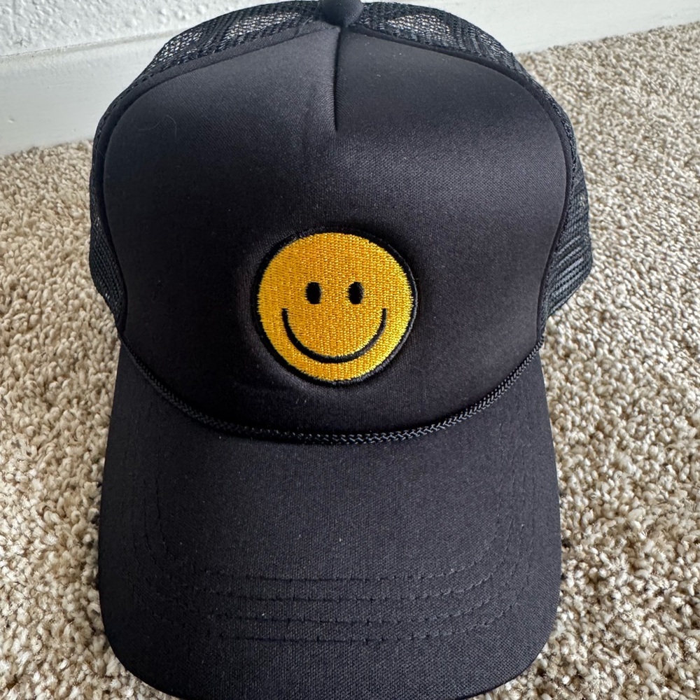 D&Y Black and Silver Mesh Hat